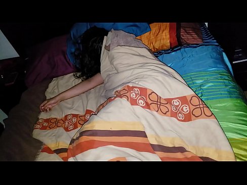 ❤️ Vicfilo kritikante sian junan duonpatrinon dum ŝi dormas. Fika video ĉe porno eo.tubesexer-com.ru