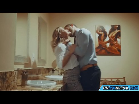 ❤️ Kiam belplena blondulo delogas vin en publika necesejo Fika video ĉe porno eo.tubesexer-com.ru
